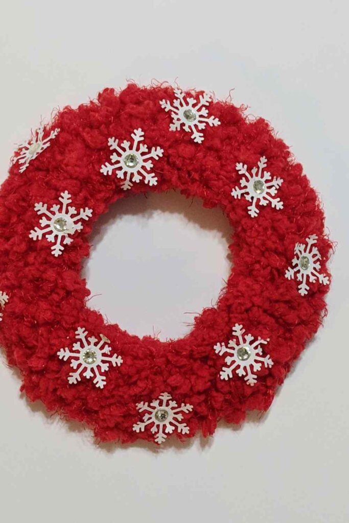 diy mini wreath red yarn white paper snowflakes